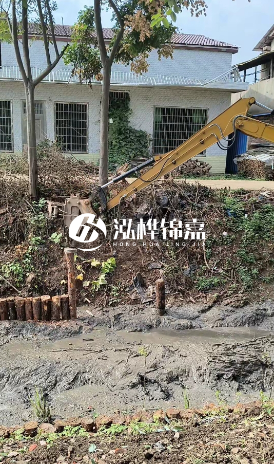 三明挖機(jī)打木樁專業(yè)施工-河道邊打木樁如何防止木樁傾斜？