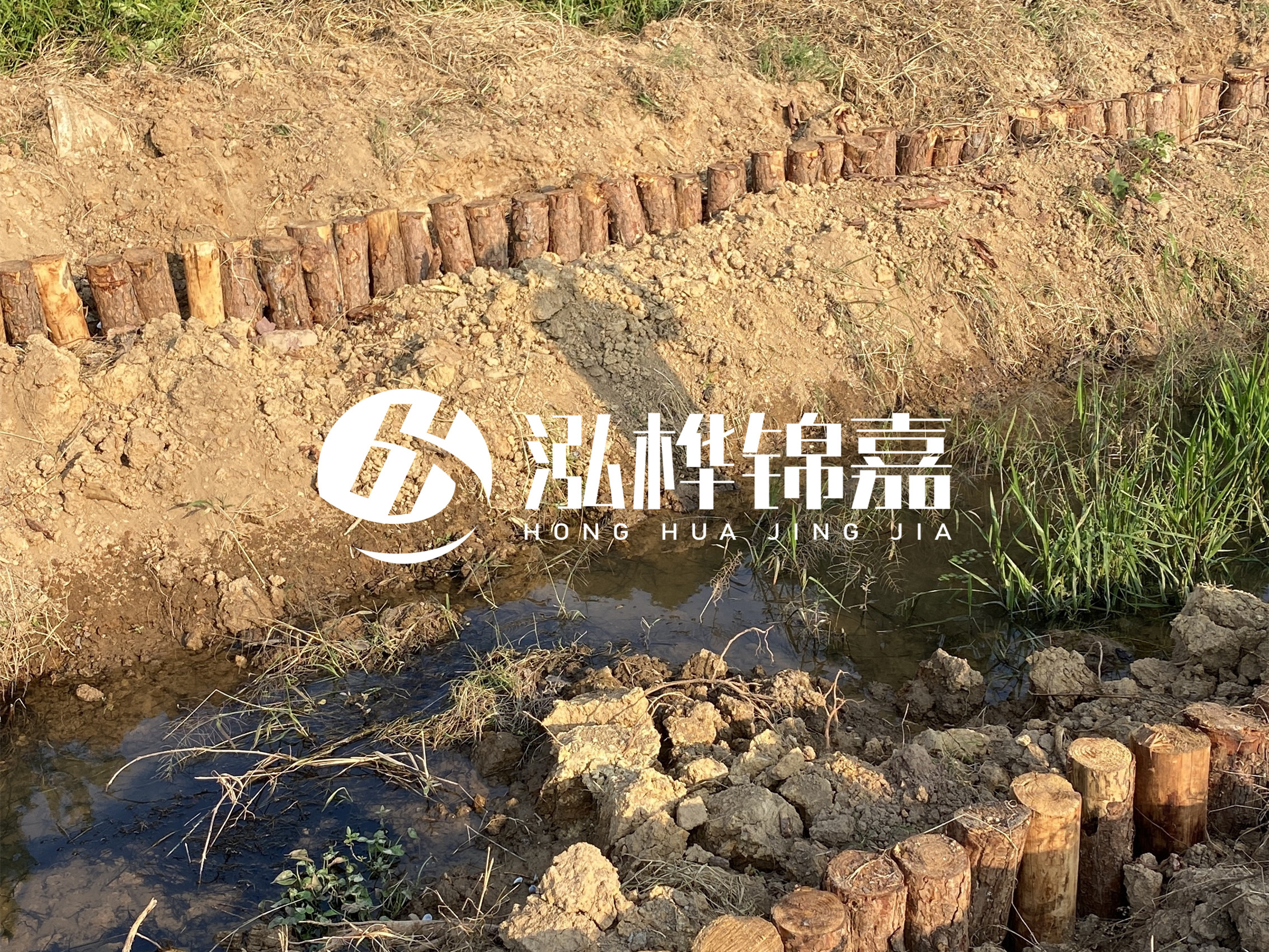 防汛木樁價格中的施工費如何計算？水下打樁和陸地打樁費用差異？